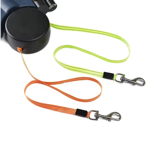 Walkdouble Pro - guinzaglio retrattile per 2 cani con torcia e dispenser
